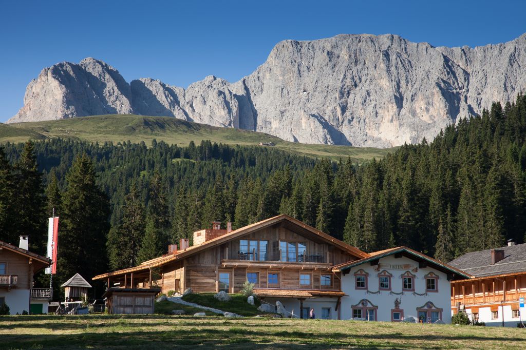 Frontansicht im Sommer mit Bergpanorama (Tirler-Dolomites Living Hotel)