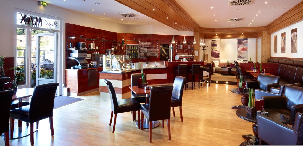 Gemütlich eingerichtetes Cafe MAX (c) Marcel Peda (Hotel Maximilian)