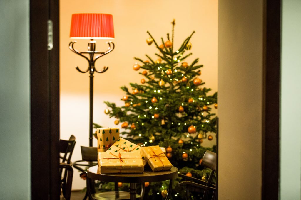 Geschmückter Weihnachtsbaum und wunderschön verpackte Geschenke (c) Gernot Gleiss (Hollmann Beletage)