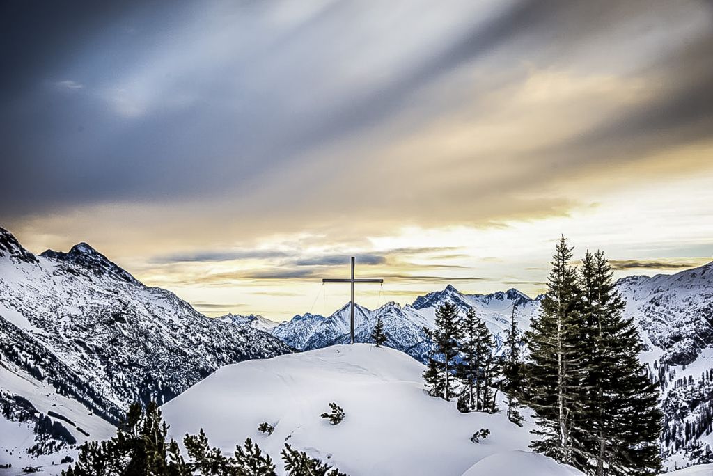 Gipfelkreuz bei Sonnenuntergang im Winter (c) ratko-photography (Benglerwald Berg Chaletdorf)