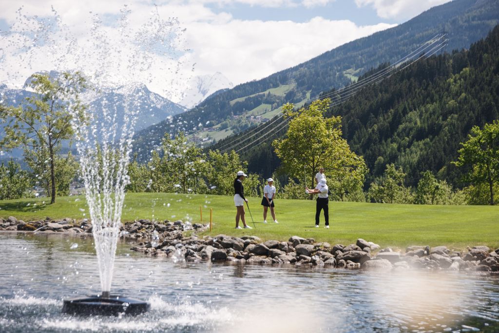 Golf mit Freunden am Teich (c) Jukka Pehkonen (Golfclub Zillertal-Uderns)