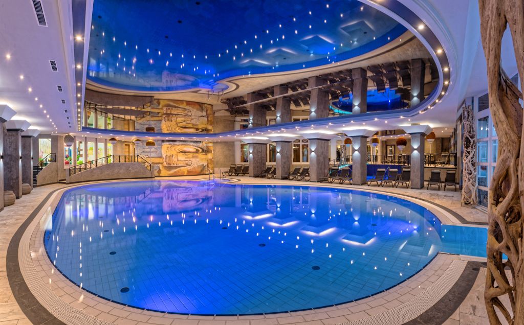 Großes Schwimmbad (Oberjoch - Familux Resort)