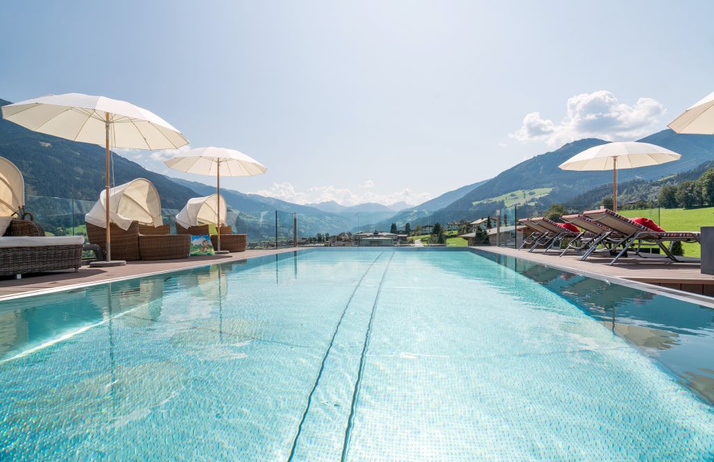 Großzügiger Outdoorpool mit Bergpanorama (c) www.360perspektiven.at (Mia Alpina . Zillertal Family Retreat)