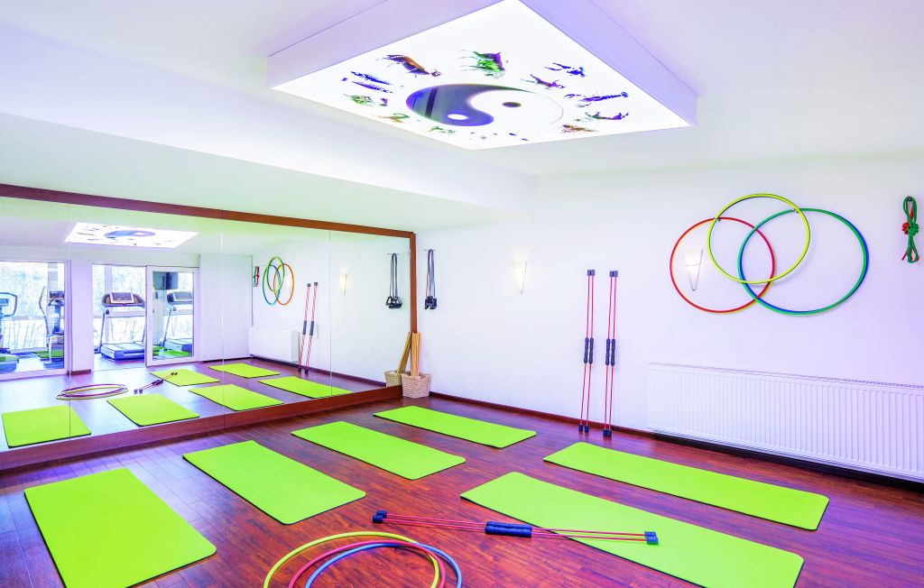 Gymnastikmatten im großräumigen Fitnessraum (Parkhotel Burgmühle)
