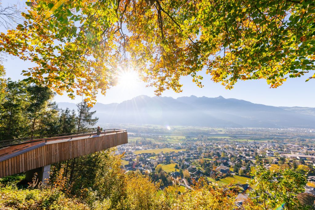 Herbstliche Stimmung über Vaduz (c) Liechtenstein Marketing