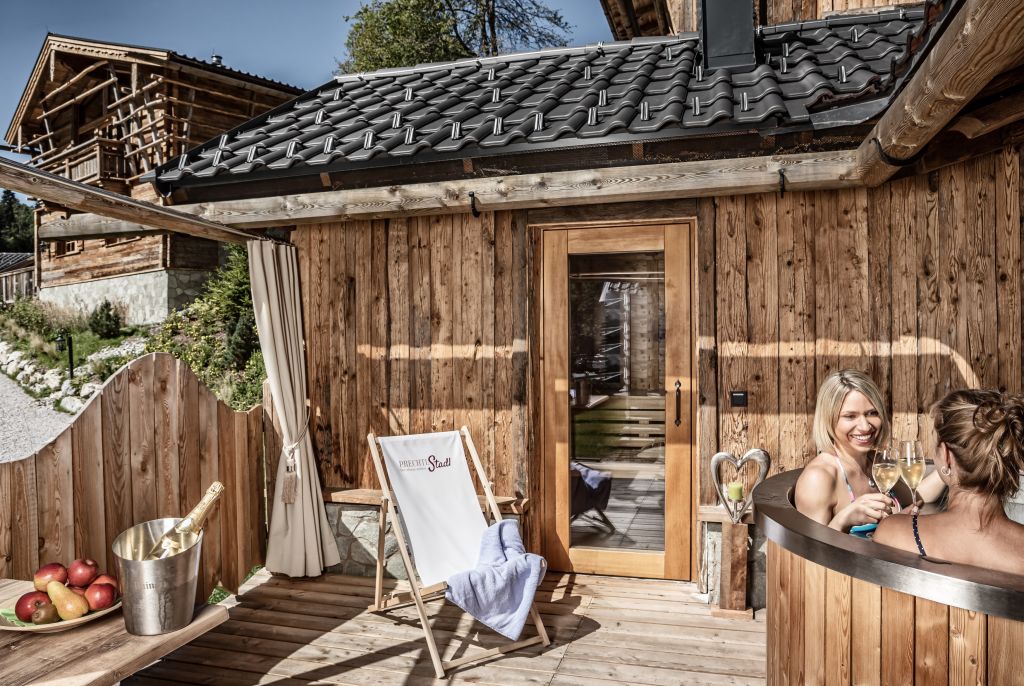 Hot Tub auf der Sonnenterrasse im Alpen Luxury Lodge (Bergdorf Prechtlgut)