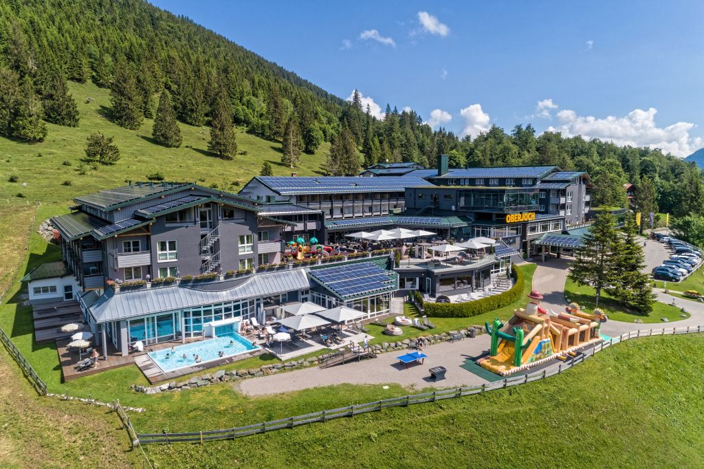 Hotelansicht im Sommer (Oberjoch - Familux Resort)