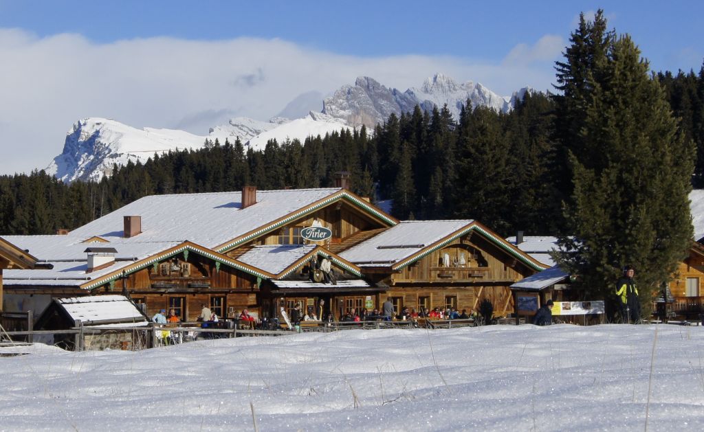 Hotelansicht im Winter (Tirler-Dolomites Living Hotel)