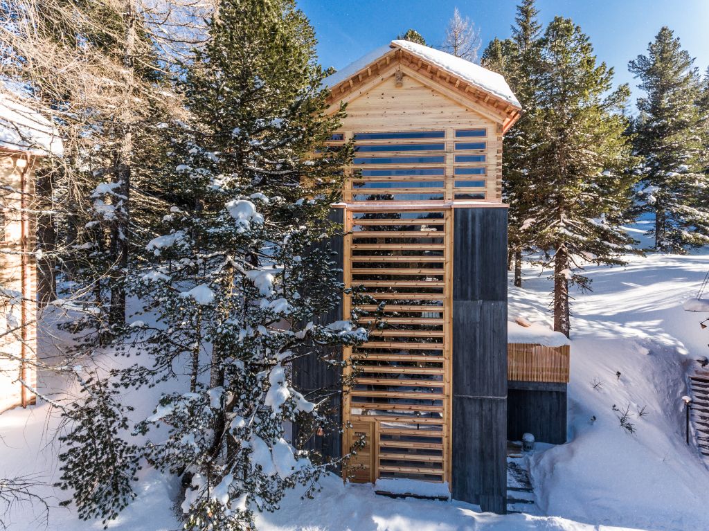 Hütte Luki eingebettet im Schnee (c) Gleissfoto (Hollmann am Berg)