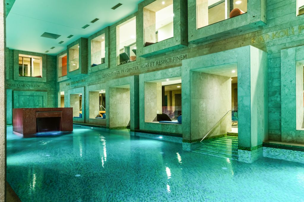 Indoorpool mit Wasserfall (Rimske Terme)