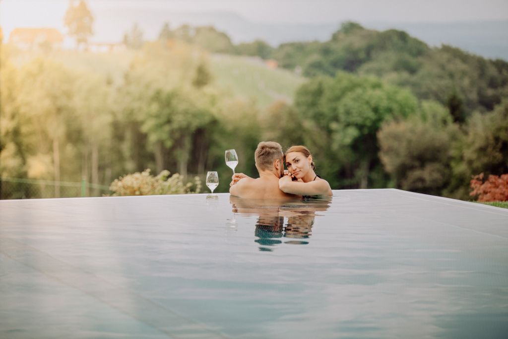 Infinity Outdoor-Pool mit Blick in die Natur (c) Karin Bergmann (Ratscher Landhaus)