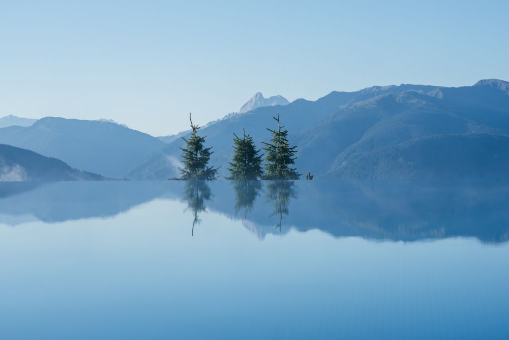 Infinity Pool mit Bergpanorama im Hintergrund (c) Marika Unterladstätter (Tratterhof)