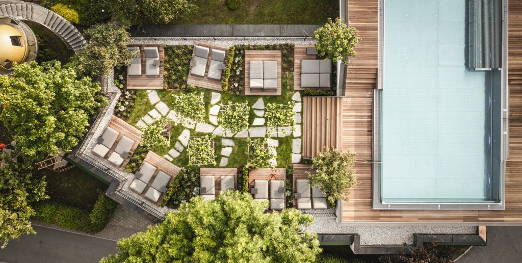 Infinitypool und Dachgarten von oben (c)Hannes Niederkofler (Hotel Peternhof)