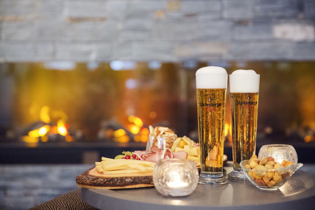 Jause mit kühlem Bier bei Kaminfeuer genießen (c) Johanna Gunnberg (VALLUGA Hotel)