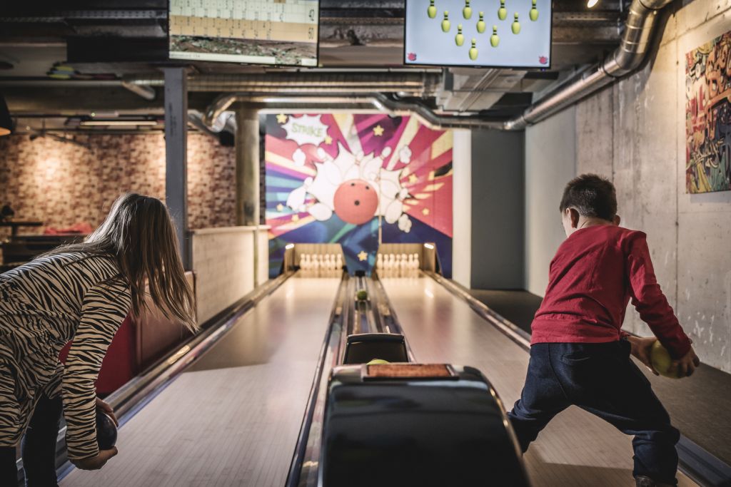 Kids beim Bowling in der playfactory (alpina zillertal)