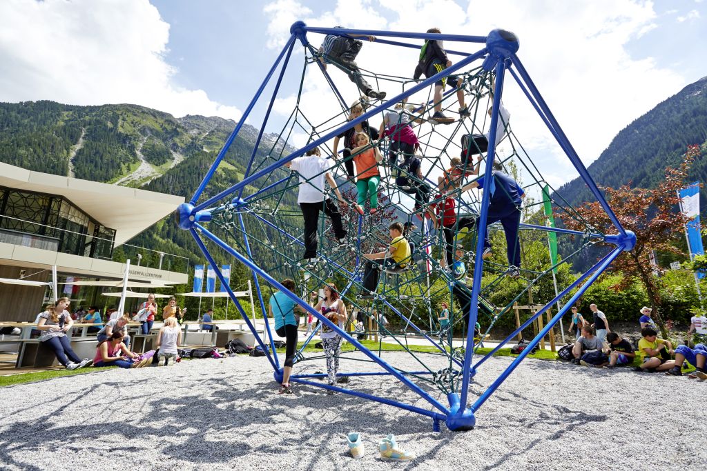 Kinder am Spielplatz beim Klettern im Sommer (c)Grohag (Tourismusverband Krimml)