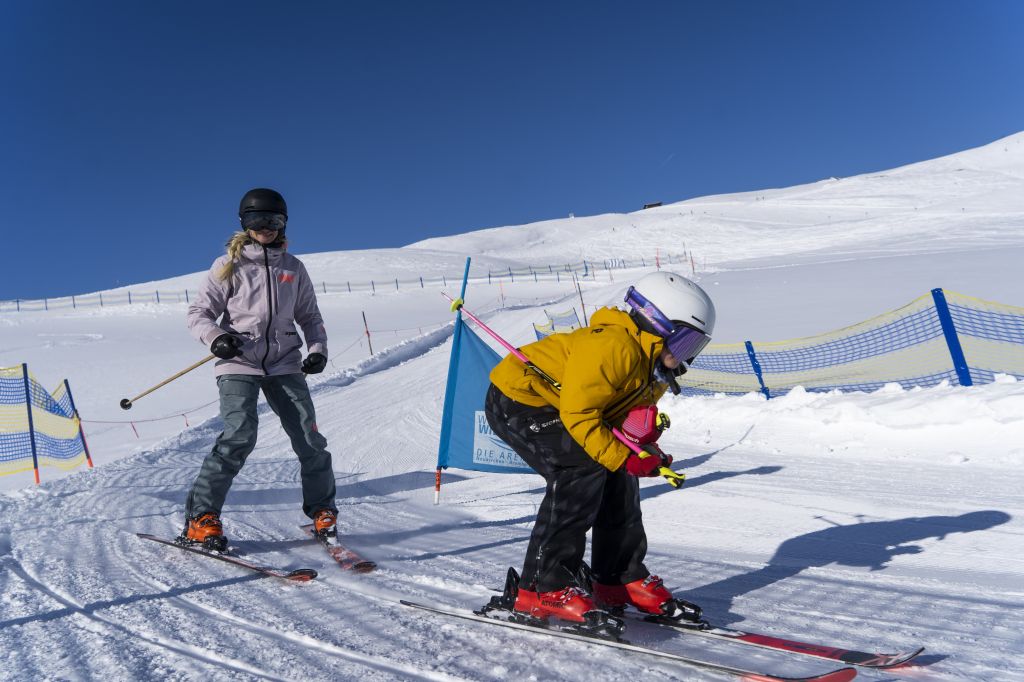 Kinder beim Skifahren (Wildkogel Arena Neukirchen &amp; Bramberg)