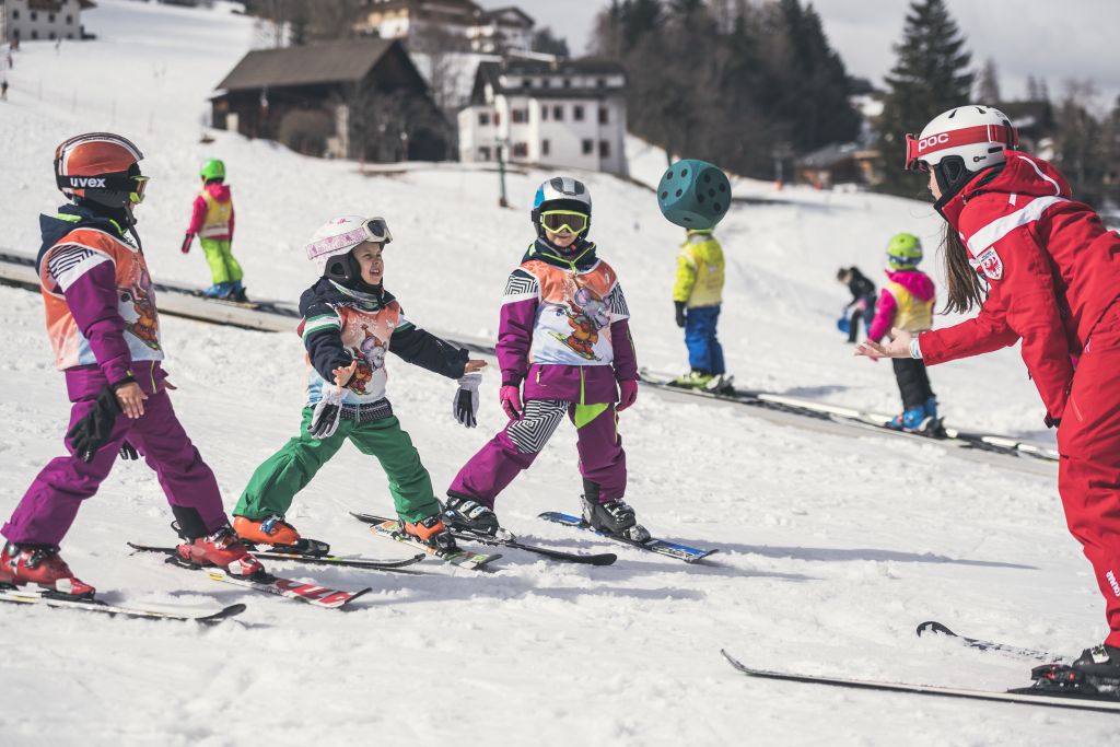 Kinder beim Skikurs (c) Hannes Niederkofler (Cavallino Bianco Family Spa Grand Hotel)