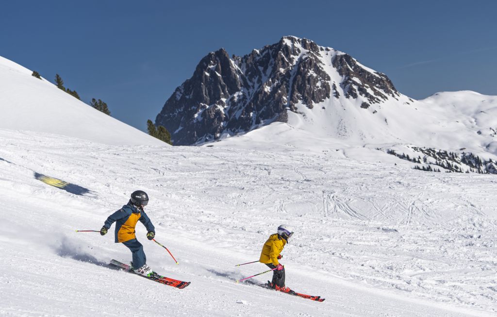 Kinder genießen das Skifahren auf den tollen Pisten (Wildkogel Arena Neukirchen &amp; Bramberg)