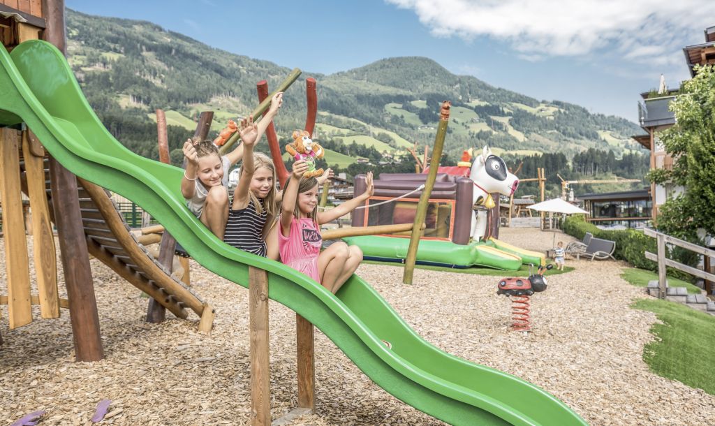 Kinder haben Spaß auf der Rutsche (Mia Alpina . Zillertal Family Retreat)