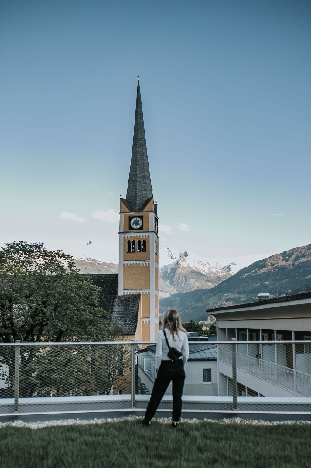 Kirche mit atemberaubenden Bergpanorama im Hintergrund (Hotel Blü Gastein)