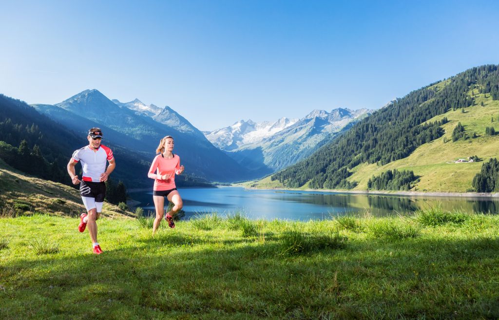 Laufen am Bergsee mit Panorama im Sommer (Tourismusverband Krimml)