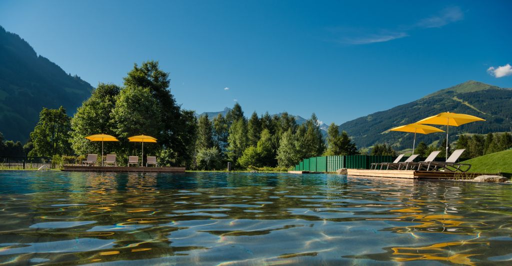 Liegestühle in der Alpentherme direkt am Wasser (Bergparadies – Apartment &amp; Studio Hotel)