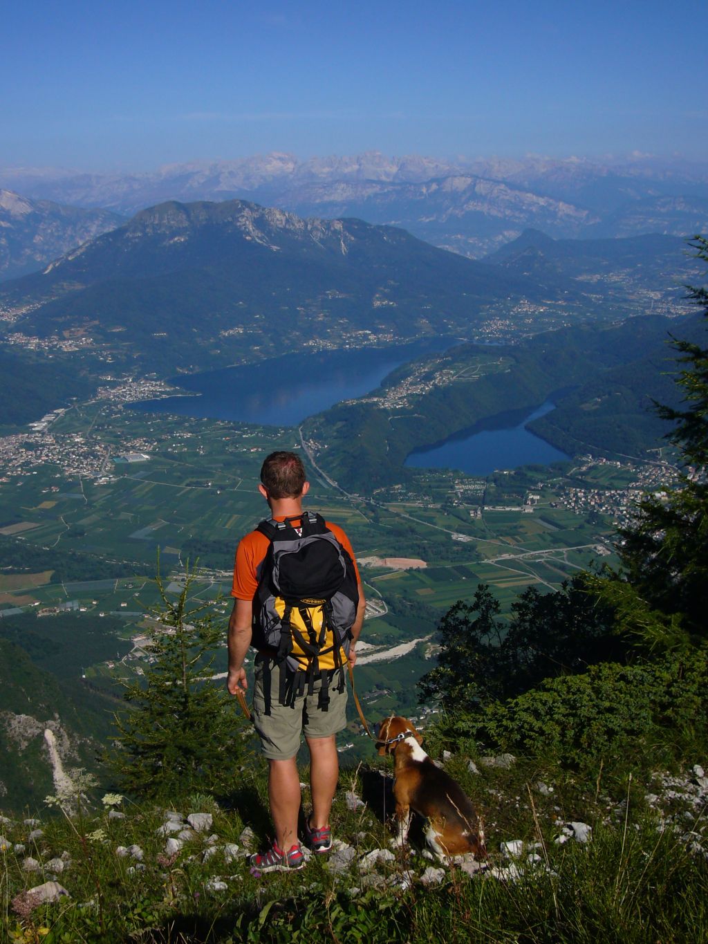 Mann mit Hund sieht über Lago di Caldonazzo (links) und Lago di Levico (rechts) (c) C. Eberle (TVB Valsugana Lagorai)