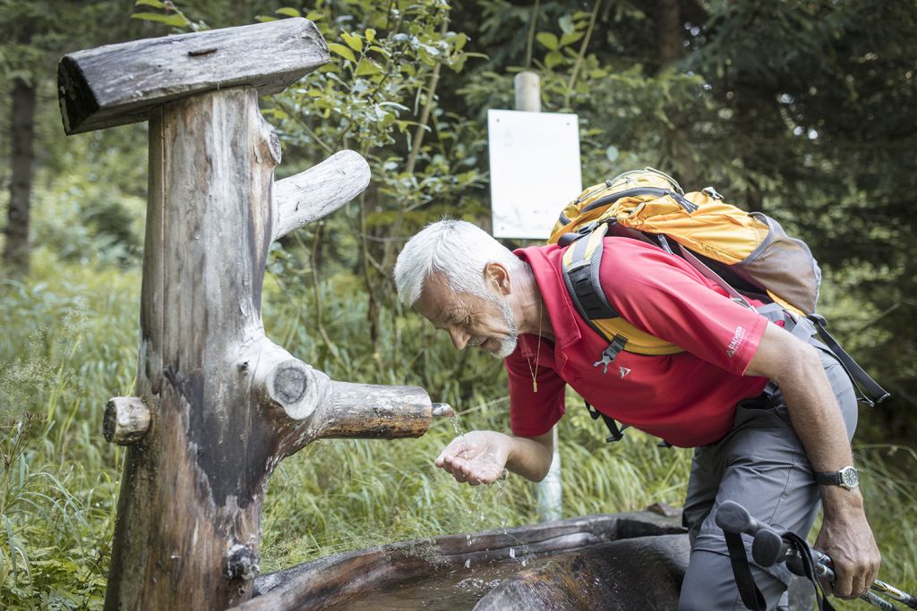 Mann trinkt Wasser vom Trinkwasserbrunnen (c) Florian Bachmeier (Tourismusverband Rauris)