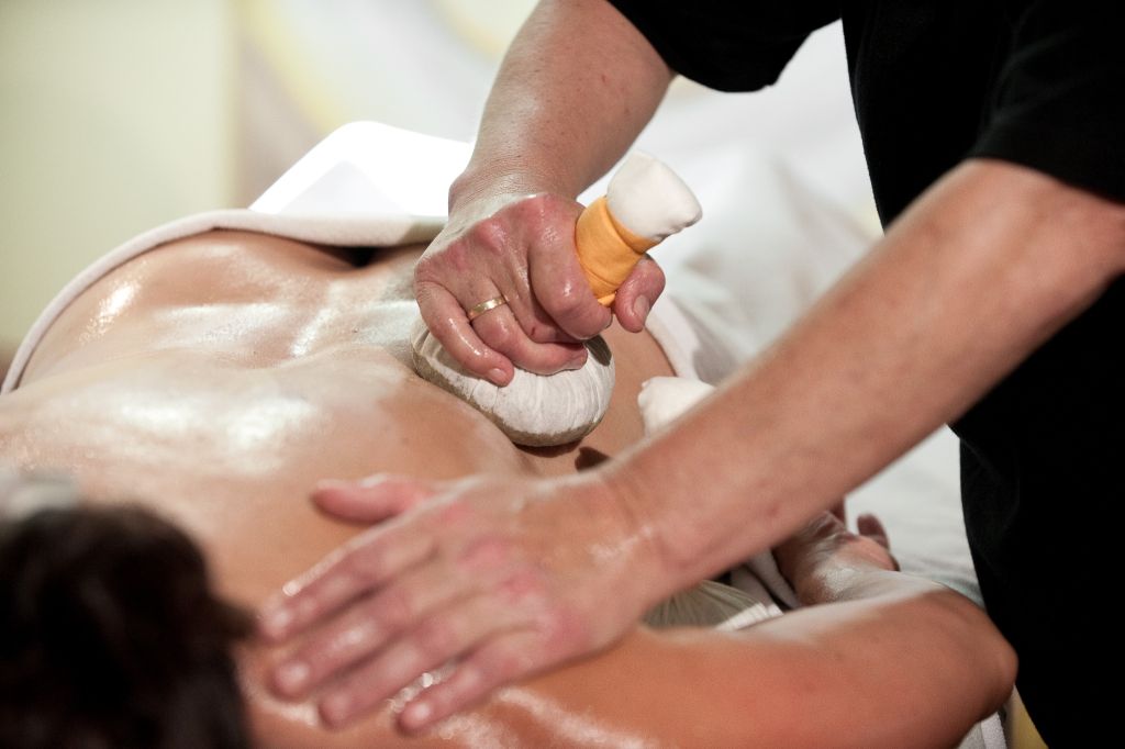 Massage mit Kräuterstempel (IMPULS HOTEL TIROL)