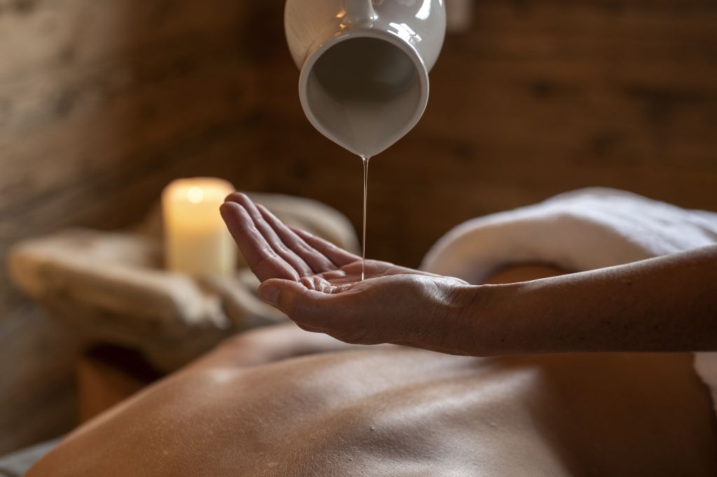 Massage mit wohltuenden Ölen genießen (c) www.dberchtold.com (Alpzitt Chalets)