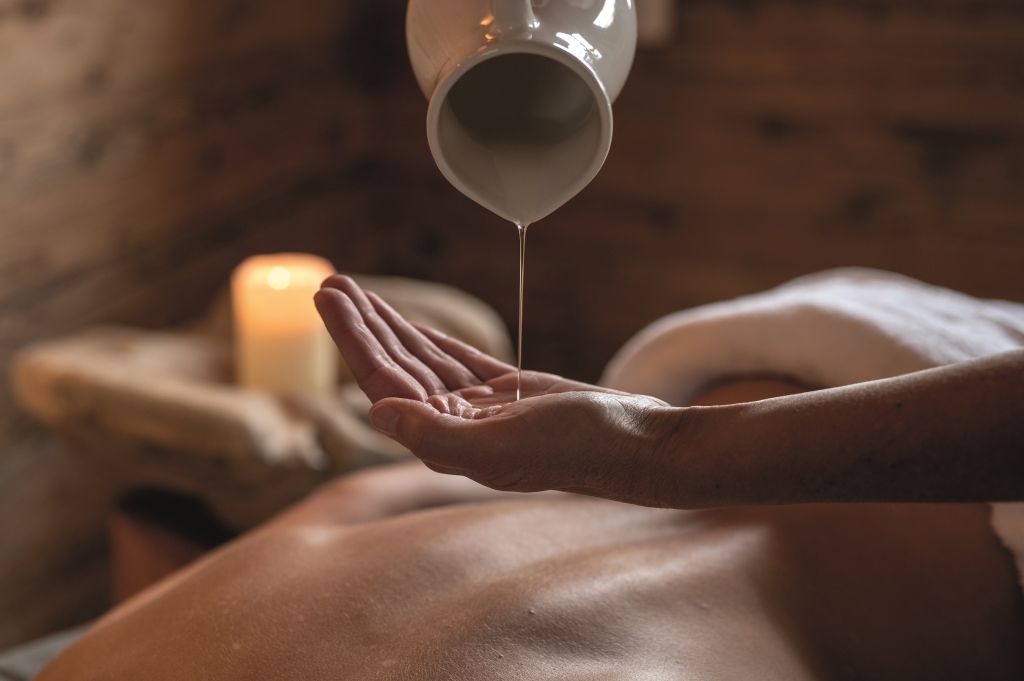 Massage mit wohltuenden Ölen genießen (c) www.dberchtold.com (Alpzitt Chalets)