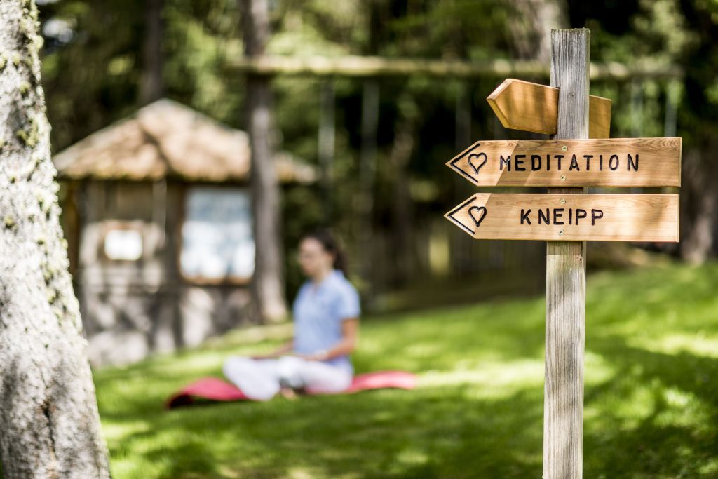 Meditieren und Kneippen im Außenbereich (Hotel Tann)
