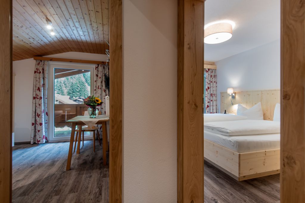Mehrbettzimmer mit Doppelbett und Wohnbereich (Alpengasthof Zollwirt)