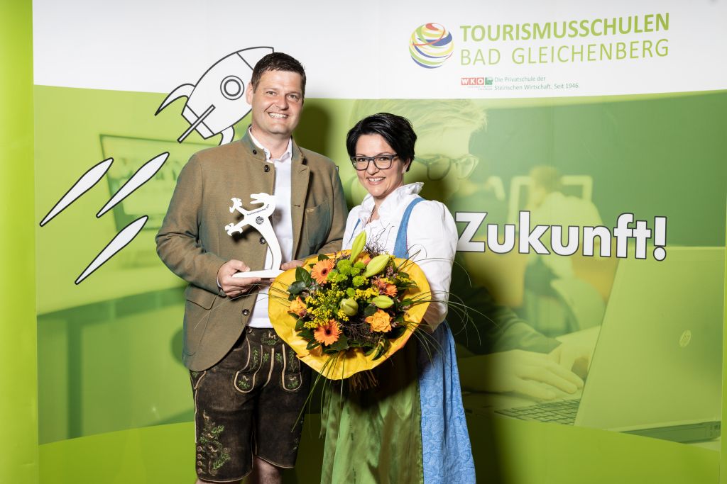Michaela und Andreas Muster mit dem Tourismuspanter 2021 (c) Jean Van Luelik Photographer (Ratscher Landhaus)