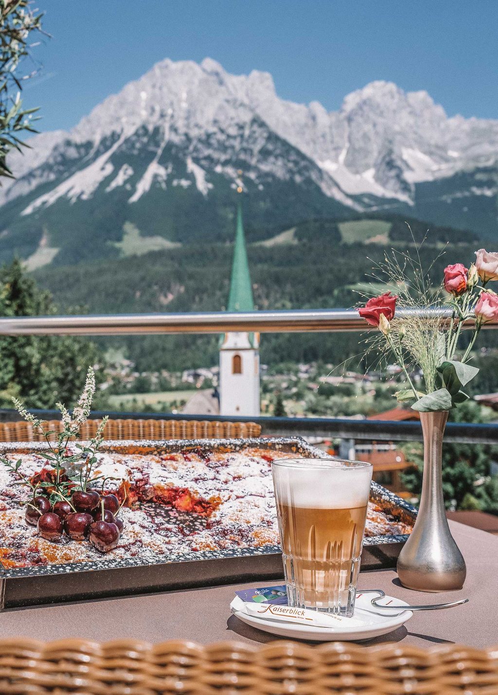 Mittagskaffee auf der Terrasse mit herrlichem Ausblick genießen (c) Markus Auer (DAS KAISERBLICK**** Superior)