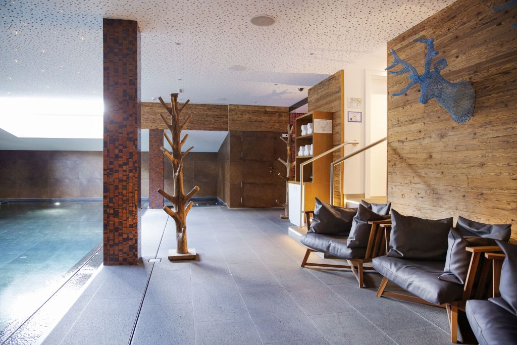 Moderne Poollandschaft mit Sitzmöglichkeiten (c) Johanna Gunnberg (VALLUGA Hotel)