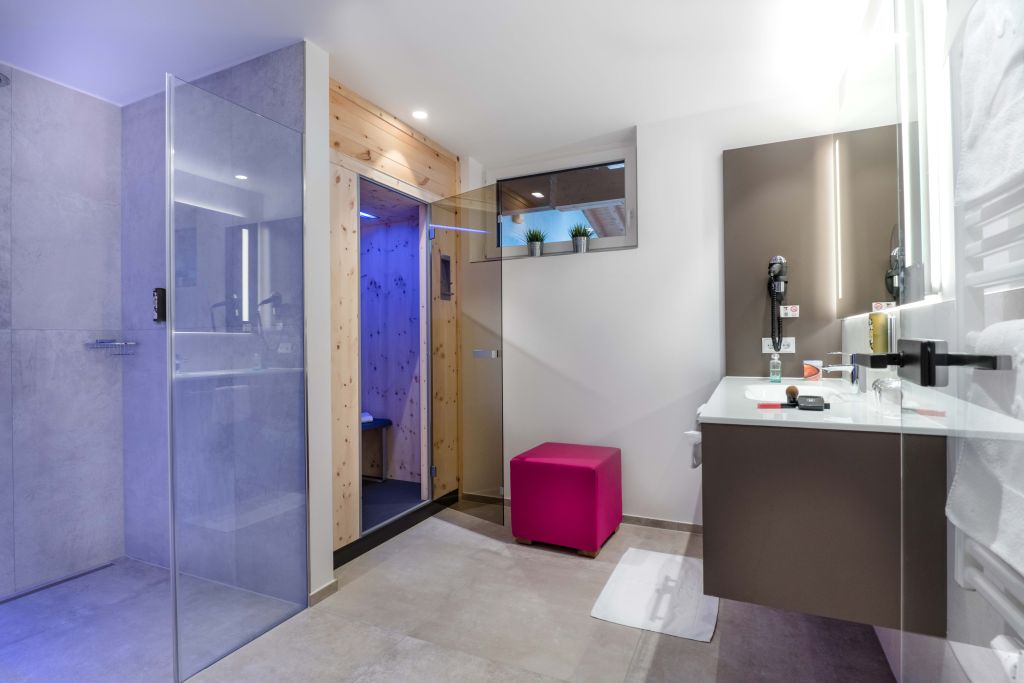 Modernes Badezimmer der Panorama SPA Suite (c) Foto Atelier Wolkersdorfer (IMPULS HOTEL TIROL)