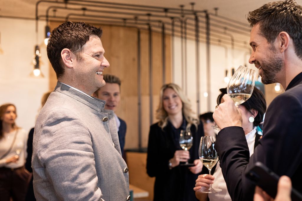 Nettes Kommunizieren bei einem Glas Champagner (c) Simon Fortmüller (Ratscher Landhaus)