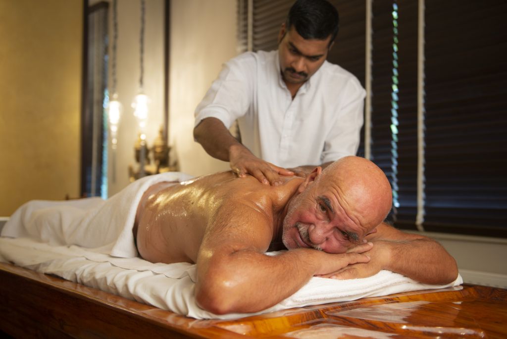 Otto Retzer genießt seine Massage (Hotel &amp; Spa Larimar)