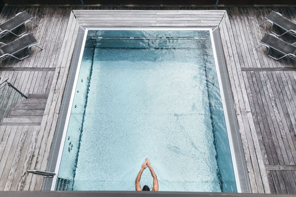 Outdoorpool mit Liegebereich (Hotel Klausnerhof)