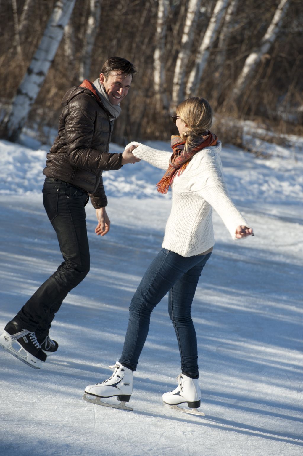 Paar auf Eislaufplatz in Olang