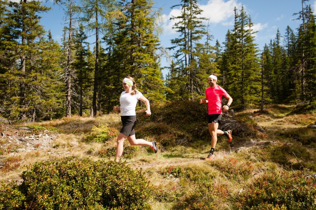 Pärchen beim Trailrunning im Raurisertal (c) Lukas Pilz (TVB Raurisertal)