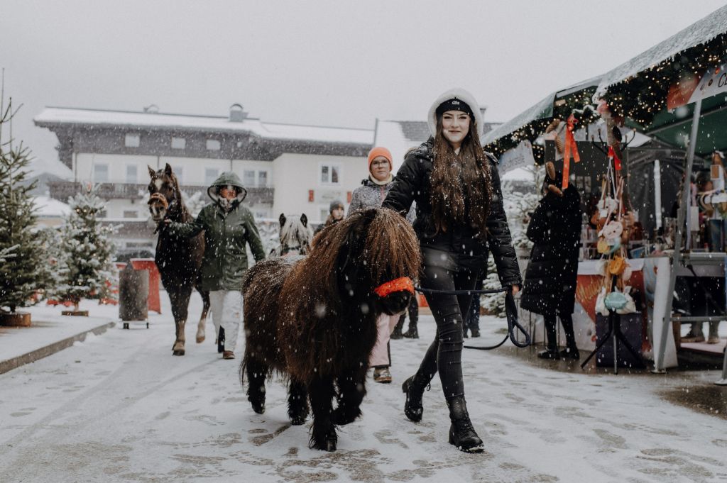 Ponny-Wanderumg am verschneiten Adventmarkt © Maria Harms Photography (Wildkogel-Arena)