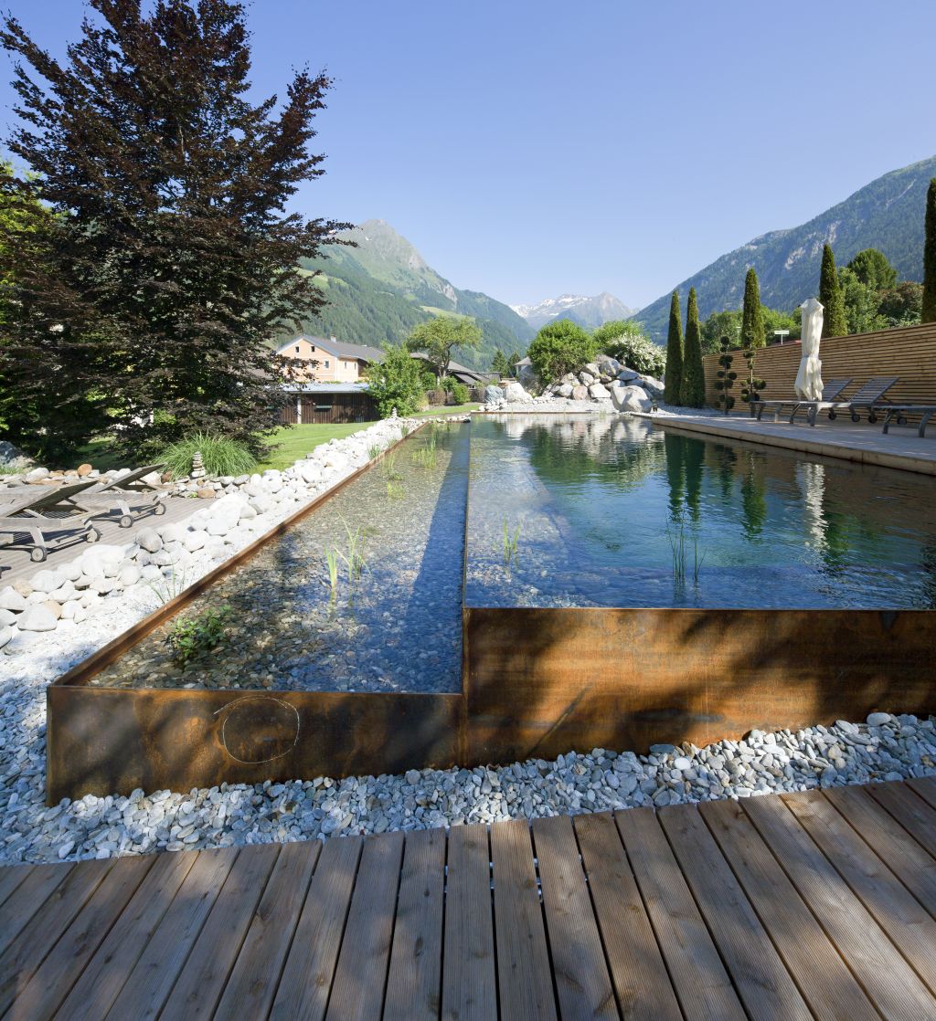 Pool des Hotel Hinteregger mit atemberaubendem Bergpanorama