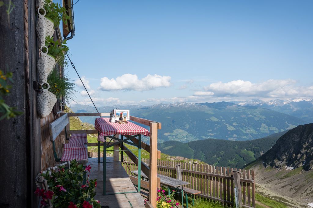 Rast beim Wandern in luftigen Höhen (c) Angélica Morales (TVB Silberregion Karwendel)