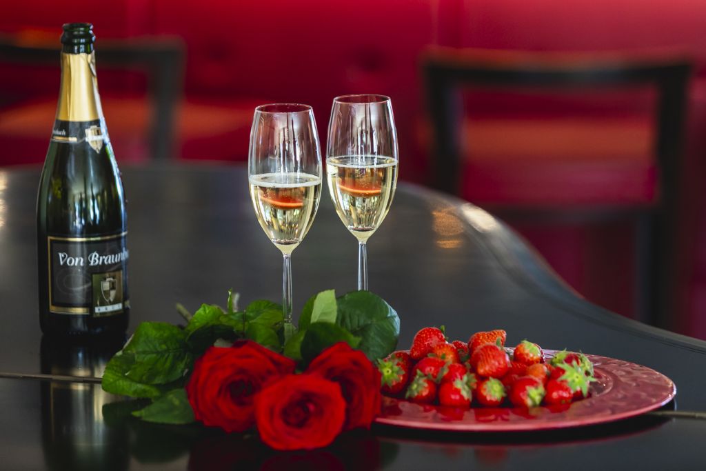 Romantik pur mit Erdbeeren und Sekt (c) Tiberio Sorvillo (Hotel Golserhof)