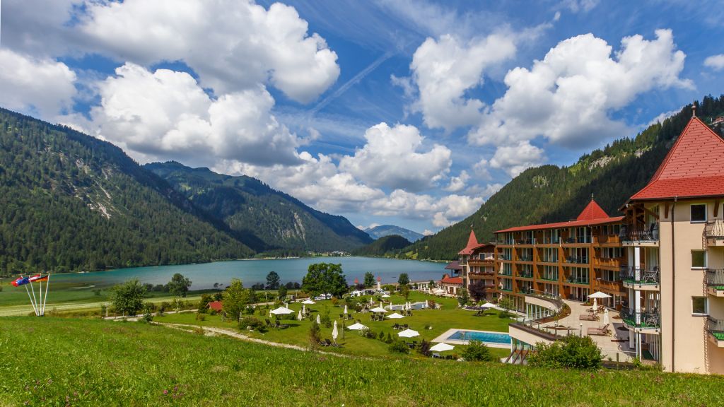 Romantischer Blick auf den Haldensee und das Resort Laterndl Hof (c) Peter Zotz (Romantik Resort und Spa Der Laterndl Hof)