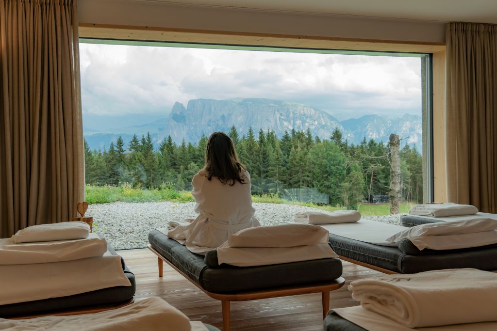 Ruheraum mit Blick auf die Dolomitenwelt (Hotel Tann)