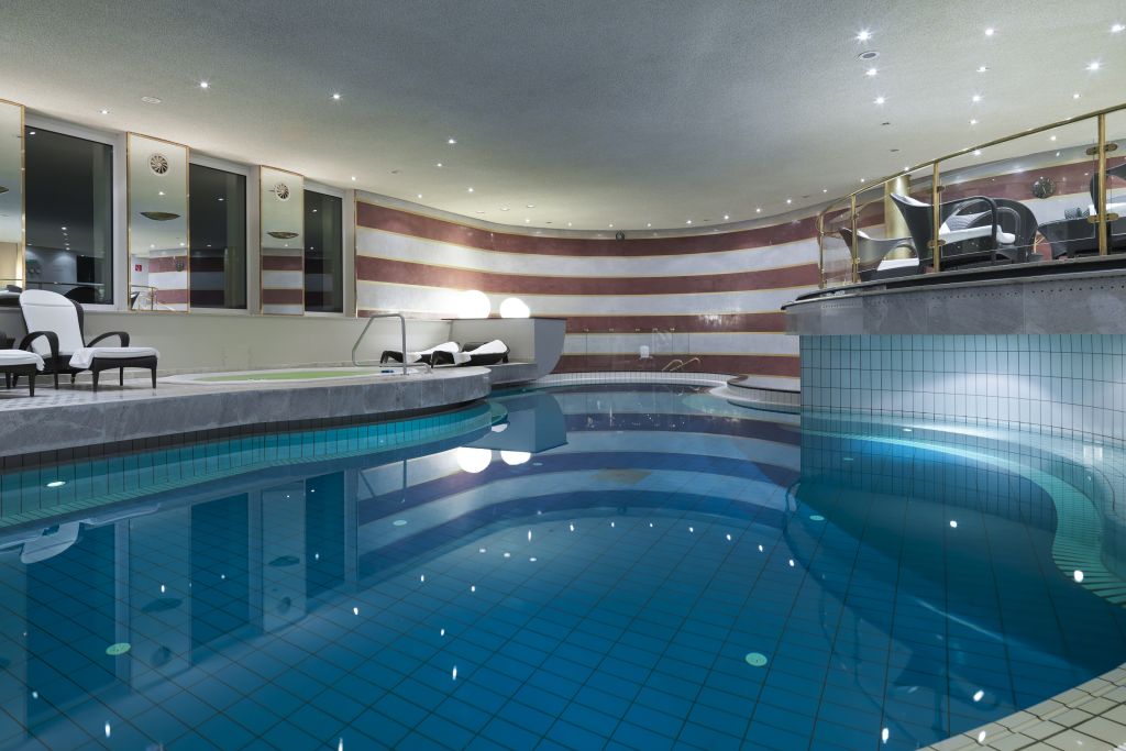 Ruhiger Indoor Pool mit Liegebereich (c) Rainer Hofmann Photodesign (Hotel Zürserhof)
